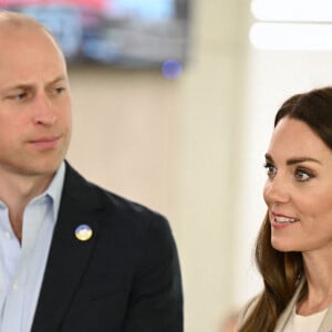 Le prince William, duc de Cambridge, et Catherine (Kate) Middleton, duchesse de Cambridge, visitent le comité d'urgence de Londres, à la rencontre de bénévoles de retour de leur mission humanitaire en Ukraine, le 21 avril 2022.