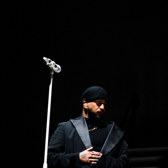 Exclusif - Vitaa et Slimane sur la scène de l'AccorHotels Arena à Paris pour leur tournée " Versus Tour" le 22 octobre 2021. © Tiziano Da Silva / Bestimage 