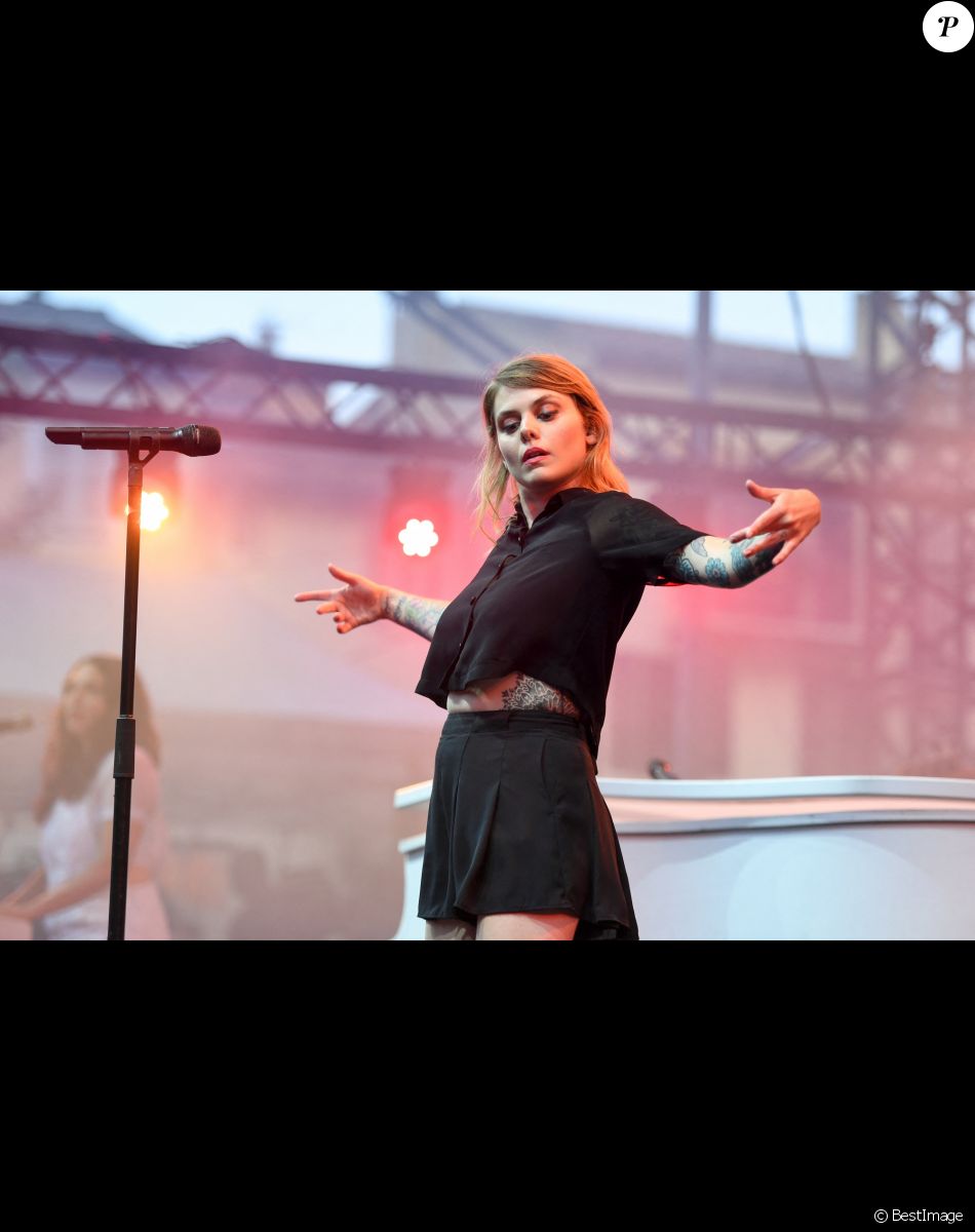 Coeur de Pirate en concert lors du 67e festival "Nuits du Sud", place du Grand Jardin, à Vence. Le 2 août 2019. © Lionel Urman / Bestimage