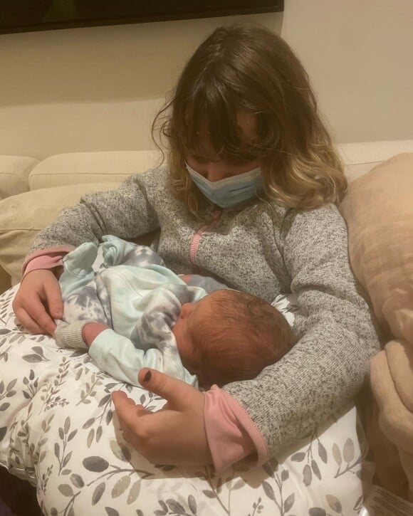 Coeur de Pirate et sa famille profitent du petit Arlo, né en janvier dernier. @ Instagram / Coeur de Pirate