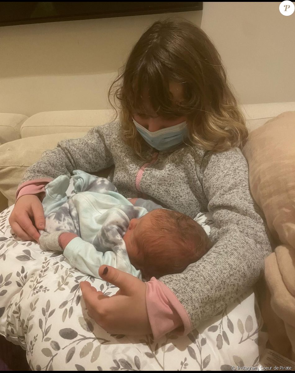 Coeur de Pirate et sa famille profitent du petit Arlo, né en janvier dernier. @ Instagram / Coeur de Pirate