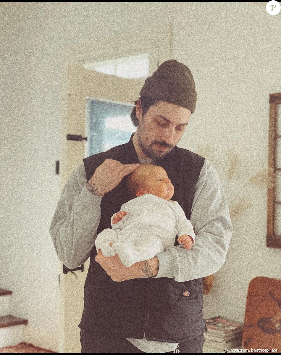Coeur de Pirate a partagé cette photo de son compagnon tenant son bébé dans les bras, sur Instagram. Février 2022.