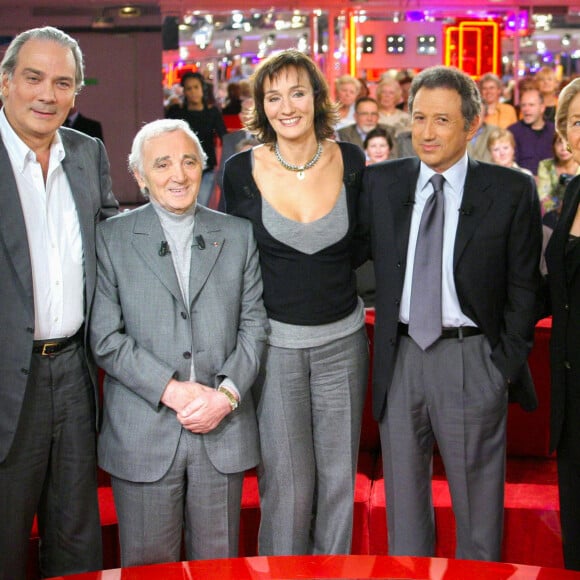 Laurent Ventura (fils de Lino Ventura ), Charles Aznavour, Clélia Ventura (fille de Lino Ventura ), Michel Drucker, Odette Ventura (ex epouse de Lino Ventura) & Jean-Loup Dabadie sur le plateau de l'emission 'Vivement Dimanche'