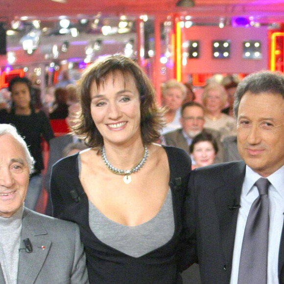 Laurent Ventura (fils de Lino), Charles Aznavour, Clélia VENTURA (fille de Lino), Michel Drucker, Odette Ventura (ex epouse de Lino) et Jean-Loup Dabadie sur le plateau de l'emission 'Vivement Dimanche' © Guillaume Gaffiot / Bestimage 