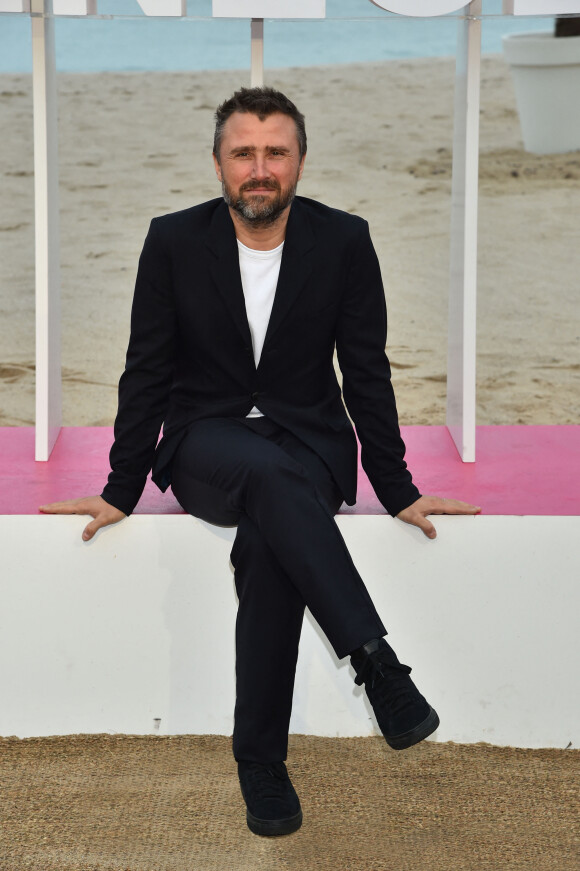 Alexandre Brasseur durant un photocall pour la 1ère édition du festival Canneseries, à Cannes, sur la plage du Gray d'Albion, le 9 avril 2018. © Bruno Bebert / Bestimage