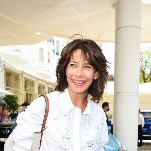 Sophie Marceau - Les célébrités posent aux abords de l'hôtel Martinez pendant le 74 ème festival international du film de Cannes (6-17 juillet 2021), le 8 juillet 2021. 