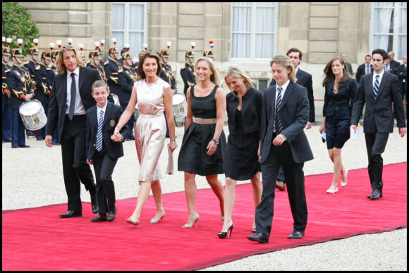Passation de pouvoir entre les présidents Jacques Chirac et Nicolas Sarkozy en 2007 : son épouse Cécilia est présente avec tous les enfants du nouveau chef de l'Etat (Pierre, Jean et Louis) et les siens (Jeanne-Marie et Judith)