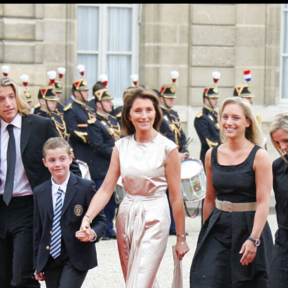 Passation de pouvoir entre les présidents Jacques Chirac et Nicolas Sarkozy en 2007 : son épouse Cécilia est présente avec tous les enfants du nouveau chef de l'Etat (Pierre, Jean et Louis) et les siens (Jeanne-Marie et Judith)