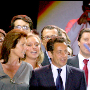 Cécilia aux côtés de Philippe Douste-Blazy, Michèle Alliot-Marie, Christian Estrosi et François Fillon pour fêter la victoire de Nicolas Sarkozy place de la Concorde en 2007