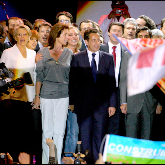 Cécilia aux côtés de Philippe Douste-Blazy, Michèle Alliot-Marie, Christian Estrosi et François Fillon pour fêter la victoire de Nicolas Sarkozy place de la Concorde en 2007