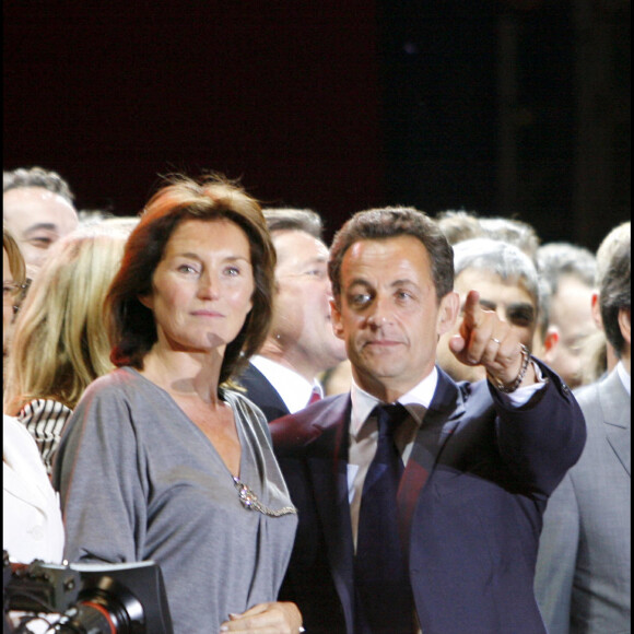 Cécilia et Nicolas Sarkozy lors de la fête place de la Concorde pour la victoire de l'homme politique aux présidentielles en 2007