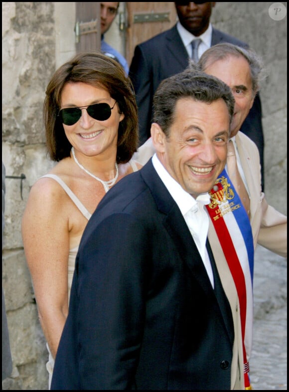 Cécilia et Nicolas Sarkozy - Mariage de Jean Reno devant la mairie des Baux-de-Provence en 2006
