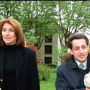 Cécilia et Nicolas Sarkozy avec leur fils Louis allant voter à Neuilly-sur-Seine en 2002