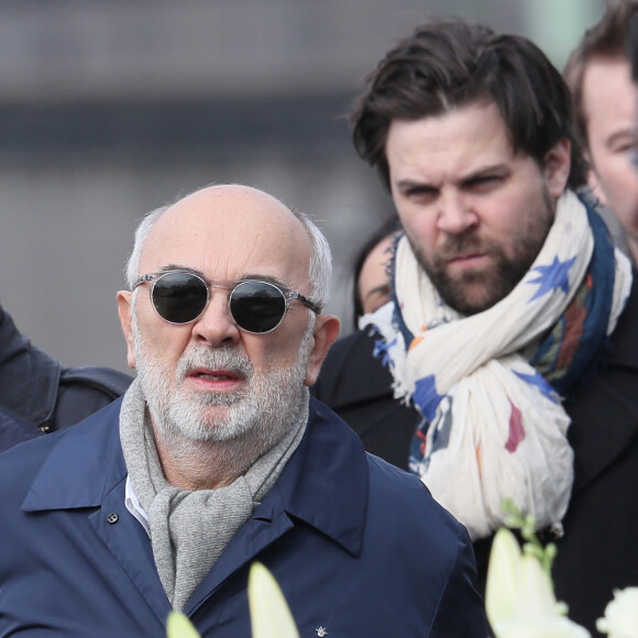 Gérard Jugnot et son fils Arthur Jugnot lors des obsèques de Véronique Colucci au cimetière communal de Montrouge, le 12 avril 2018.