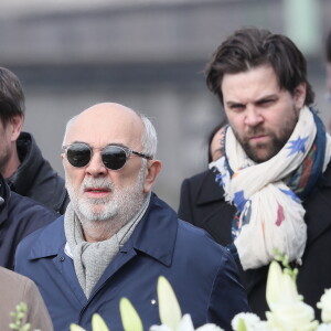 Gérard Jugnot et son fils Arthur Jugnot lors des obsèques de Véronique Colucci au cimetière communal de Montrouge, le 12 avril 2018.