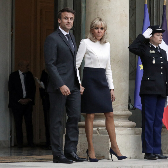 Le président français Emmanuel Macron accompagné de la première dame, Brigitte Macron, habillée par Louis Vuitton, recoit Narendra Modi, Premier ministre de la République de l'Inde, pour un entretien au palais de l'Elysée, Paris, France, 4 mai 2022