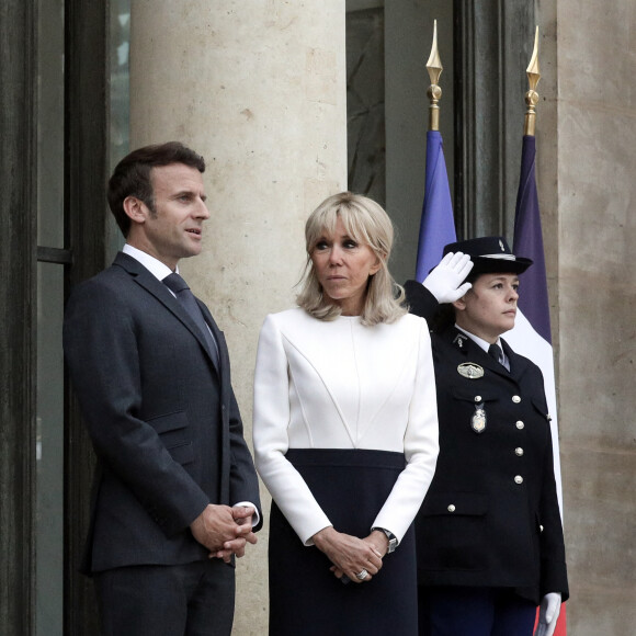 Le président français Emmanuel Macron accompagné de la première dame, Brigitte Macron, habillée par Louis Vuitton, recoit Narendra Modi, Premier ministre de la République de l'Inde, pour un entretien au palais de l'Elysée, Paris, France, 4 mai 2022