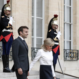 Le président français Emmanuel Macron accompagné de la première dame, Brigitte Macron, habillée par Louis Vuitton, recoit Narendra Modi, Premier ministre de la République de l'Inde, pour un entretien au palais de l'Elysée.