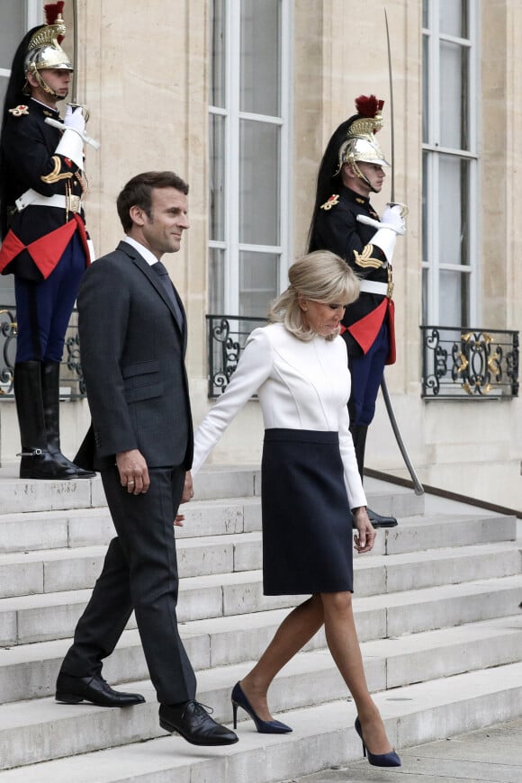 Le président français Emmanuel Macron accompagné de la première dame, Brigitte Macron, habillée par Louis Vuitton, recoit Narendra Modi, Premier ministre de la République de l'Inde, pour un entretien au palais de l'Elysée.