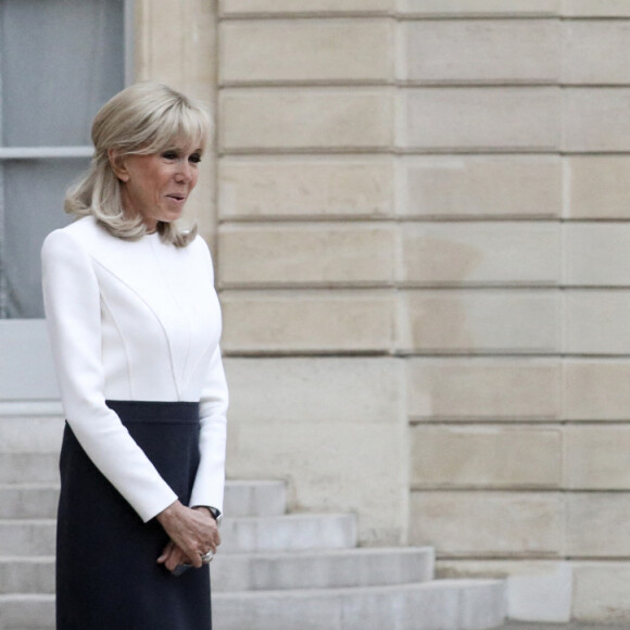 Le président français Emmanuel Macron accompagné de la première dame, Brigitte Macron, habillée par Louis Vuitton, recoit Narendra Modi, Premier ministre de la République de l'Inde, pour un entretien au palais de l'Elysée, Paris, France, 4 mai 2022