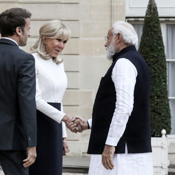 Le président français Emmanuel Macron accompagné de la première dame, Brigitte Macron, habillée par Louis Vuitton, recoit Narendra Modi, Premier ministre de la République de l'Inde, pour un entretien au palais de l'Elysée, Paris, France, 4 mai 2022