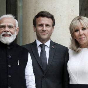 Le président français Emmanuel Macron accompagné de la première dame, Brigitte Macron, habillée par Louis Vuitton, recoit Narendra Modi, Premier ministre de la République de l'Inde, pour un entretien au palais de l'Elysée, Paris, France, 4 mai 2022