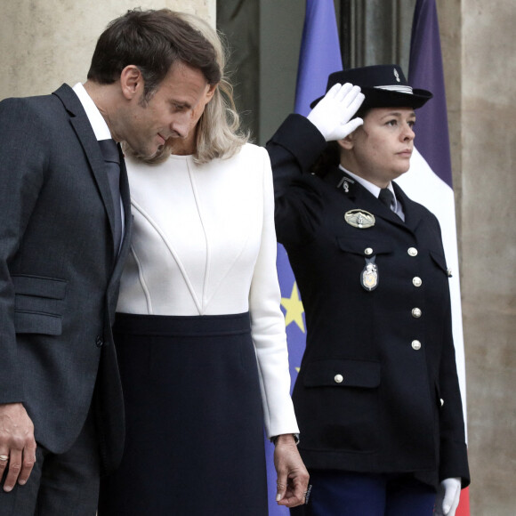 Le président français Emmanuel Macron accompagné de la première dame, Brigitte Macron, habillée par Louis Vuitton, recoit Narendra Modi, Premier ministre de la République de l'Inde, pour un entretien au palais de l'Elysée, Paris, France, 4 mai 2022