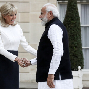 Le président français Emmanuel Macron accompagné de la première dame, Brigitte Macron, habillée par Louis Vuitton, recoit Narendra Modi, Premier ministre de la République de l'Inde, pour un entretien au palais de l'Elysée, Paris, France, 4 mai 2022