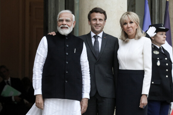 Le président français Emmanuel Macron accompagné de la première dame, Brigitte Macron, habillée par Louis Vuitton, recoit Narendra Modi, Premier ministre de la République de l'Inde, pour un entretien au palais de l'Elysée, Paris, France, 4 mai 2022