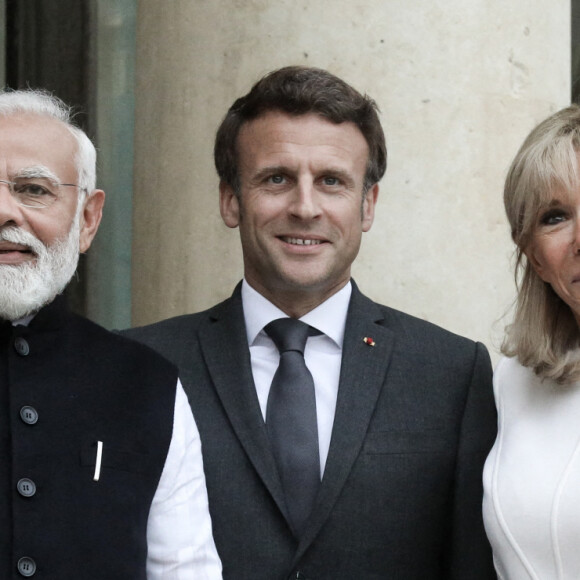 Le président français Emmanuel Macron accompagné de la première dame, Brigitte Macron, habillée par Louis Vuitton, recoit Narendra Modi, Premier ministre de la République de l'Inde, pour un entretien au palais de l'Elysée, Paris, France, 4 mai 2022