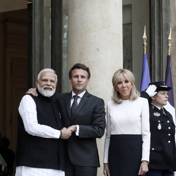 Le président français Emmanuel Macron accompagné de la première dame, Brigitte Macron, habillée par Louis Vuitton, recoit Narendra Modi, Premier ministre de la République de l'Inde, pour un entretien au palais de l'Elysée, Paris, France, 4 mai 2022