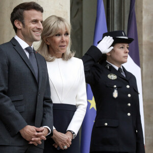 Le président français Emmanuel Macron accompagné de la première dame, Brigitte Macron, habillée par Louis Vuitton, recoit Narendra Modi, Premier ministre de la République de l'Inde, pour un entretien au palais de l'Elysée, Paris, France, 4 mai 2022