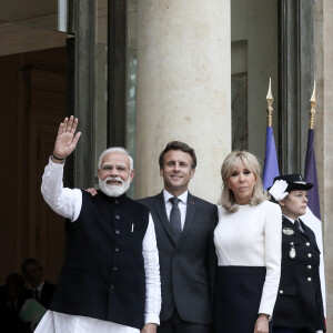 Le président français Emmanuel Macron accompagné de la première dame, Brigitte Macron, habillée par Louis Vuitton, recoit Narendra Modi, Premier ministre de la République de l'Inde, pour un entretien au palais de l'Elysée, Paris, France, 4 mai 2022
