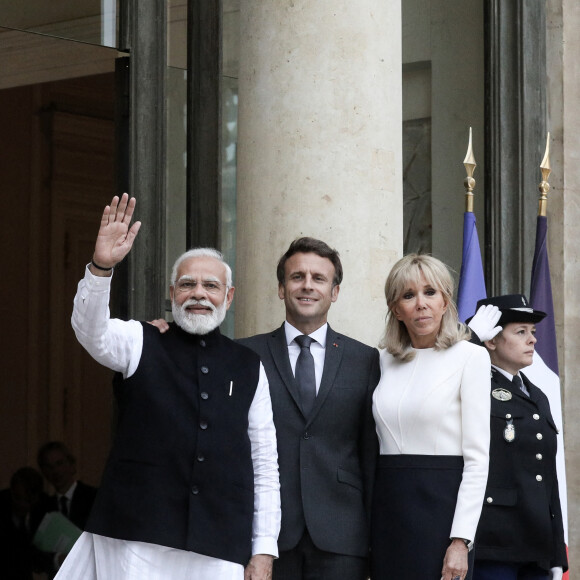 Le président français Emmanuel Macron accompagné de la première dame, Brigitte Macron, habillée par Louis Vuitton, recoit Narendra Modi, Premier ministre de la République de l'Inde, pour un entretien au palais de l'Elysée, Paris, France, 4 mai 2022