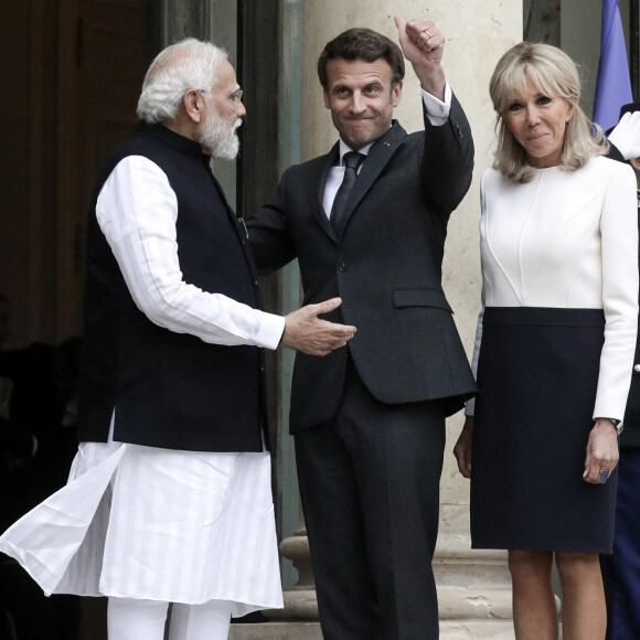 Le président français Emmanuel Macron accompagné de la première dame, Brigitte Macron recoit Narendra Modi, Premier ministre de la République de l'Inde, pour un entretien au palais de l'Elysée, Paris, France, 4 mai 2022. © Stéphane Lemouton/Bestimage  French President Emmanuel Macron accompanied by First Lady Brigitte Macron receives Narendra Modi, Prime Minister of the Republic of India, for an interview at the Elysee Palace, Paris, France, May 4, 2022. 