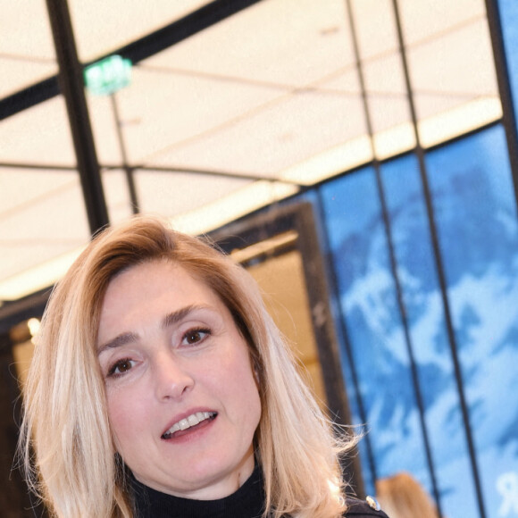 Exclusif - Julie Gayet au lancement des nouveaux parfums Moncler dans sa boutique sur l'avenue des Champs-Élysées à Paris, France, le 22 avril 2022. © Rachid Bellak/Bestimage