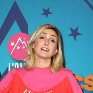 Julie Gayet - Photocall de la soirée lors de la 25ème édition du Festival international du film de comédie de l'Alpe d'Huez le 18 janvier 2022. © Dominique Jacovides / Bestimage 