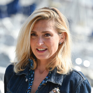 Julie Gayet - Photocall lors du Festival de la Fiction de La Rochelle. Le 16 septembre 2021