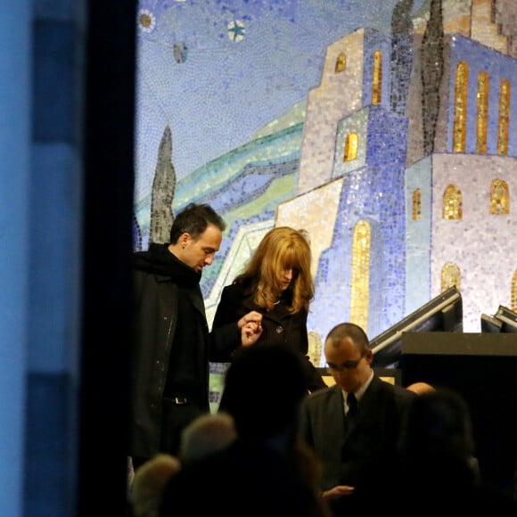La femme d'André Glucksmann et Raphaël Glucksmann, son fils - Hommage à André Glucksmann au crématorium du cimetière Père-Lachaise à Paris, le 13 novembre 2015.