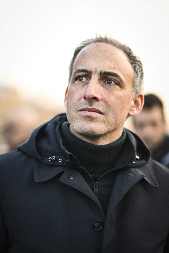 Raphael Glucksmann (Député Européen) - Les politiques lors de la manifestation de soutien au peuple ukrainien, place de la République à Paris, suite à l'entrée en guerre de la Russie envers l'Ukraine. Le 5 mars 2022