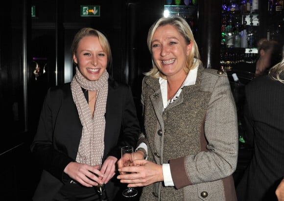 Marion Maréchal et Marine Le Pen - Cocktail dînatoire pour célébrer les 9 ans de "L'Aventure" a Paris le 13 novembre 2012.