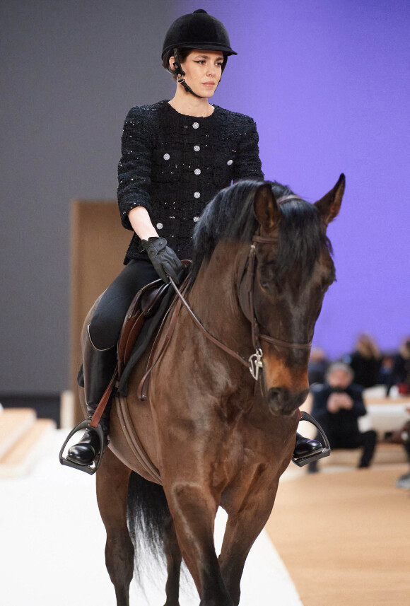 Charlotte Casiraghi à cheval au défilé Chanel Haute Couture Printemps/Été 2022 dans le cadre de la Fashion Week de Paris, le 25 janvier 2022.