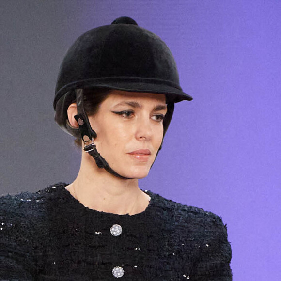 Charlotte Casiraghi à cheval au défilé Chanel Haute Couture Printemps/Été 2022 dans le cadre de la Fashion Week de Paris, le 25 janvier 2022.