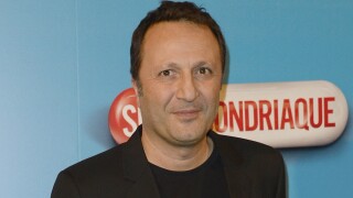 Arthur papa : Pied en pleine tête et nuit blanche, sa fille Manava lui mène la vie dure !