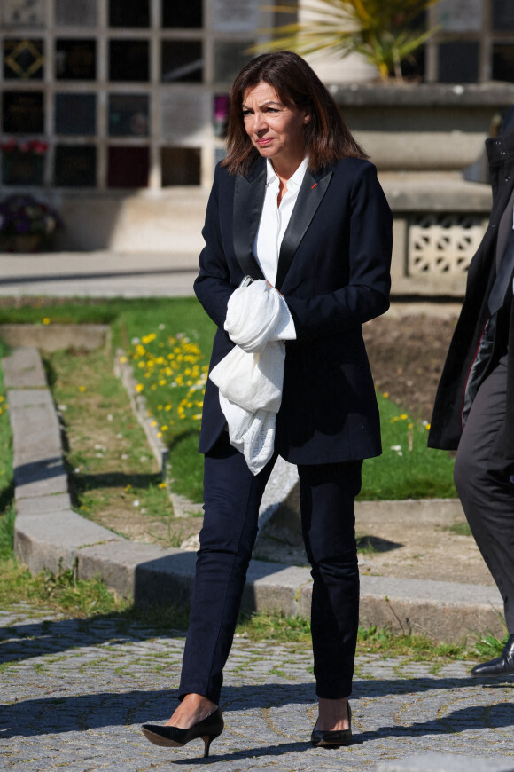 Anne Hidalgo - Obsèques de la chanteuse Régine au Crematorium du cimetière du Père-Lachaise à Paris. Le 9 mai 2022