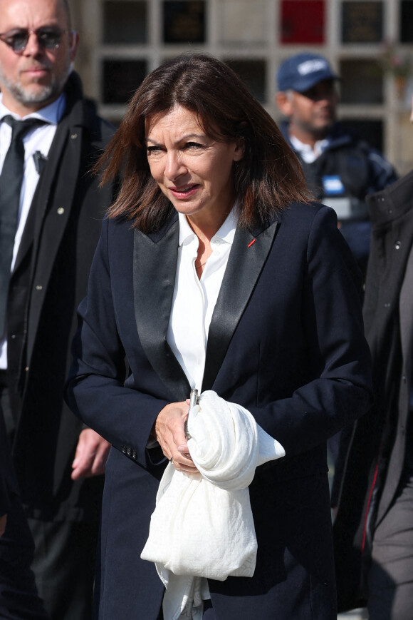 Anne Hidalgo - Obsèques de la chanteuse Régine au Crematorium du cimetière du Père-Lachaise à Paris. Le 9 mai 2022