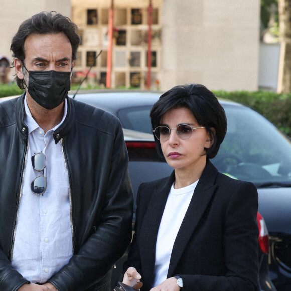 Anthony Delon, Rachida Dati - Obsèques de la chanteuse Régine au Crematorium du cimetière du Père-Lachaise à Paris. Le 9 mai 2022