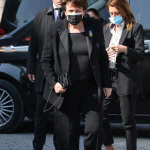 Roselyne Bachelot-Narquin - Obsèques de la chanteuse Régine au Crematorium du cimetière du Père-Lachaise à Paris. Le 9 mai 2022