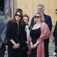 Obsèques de Régine : Carla Bruni-Sarkozy, discrète et digne, réconforte sa petite-fille Daphné