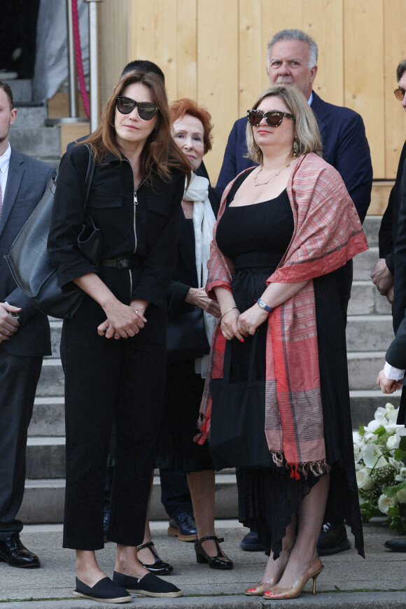Carla Bruni-Sarkozy et Daphné Rotcajg (Petite-fille de Régine) - Obsèques de la chanteuse Régine au Crematorium du cimetière du Père-Lachaise à Paris